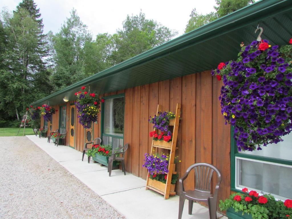 Village Motel 2*