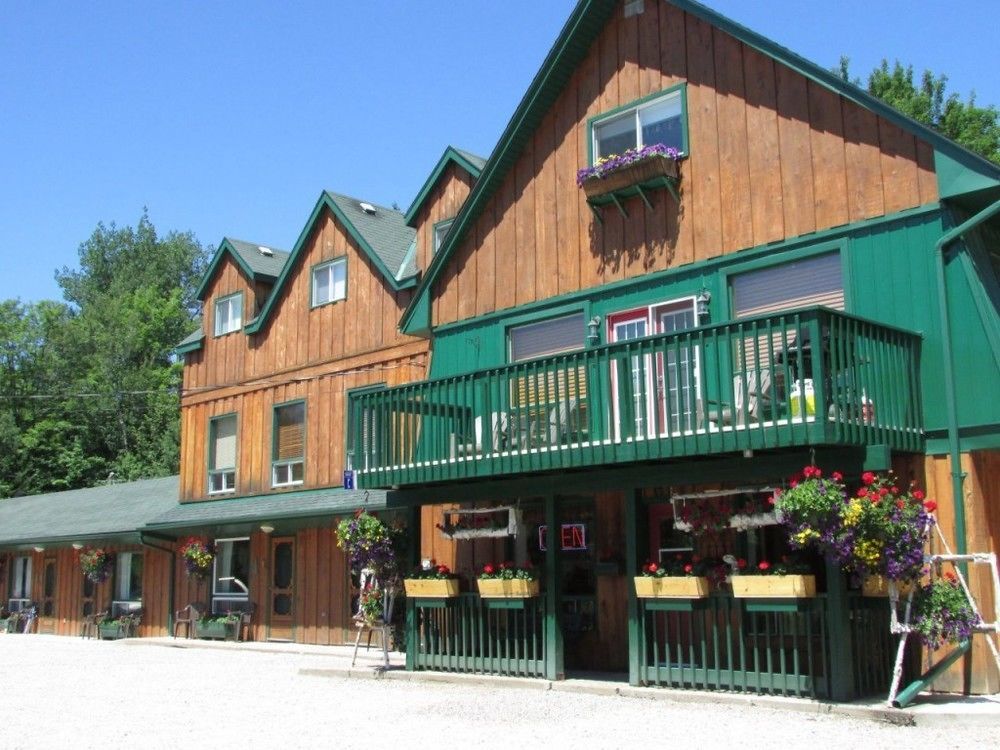 Village Motel 2*